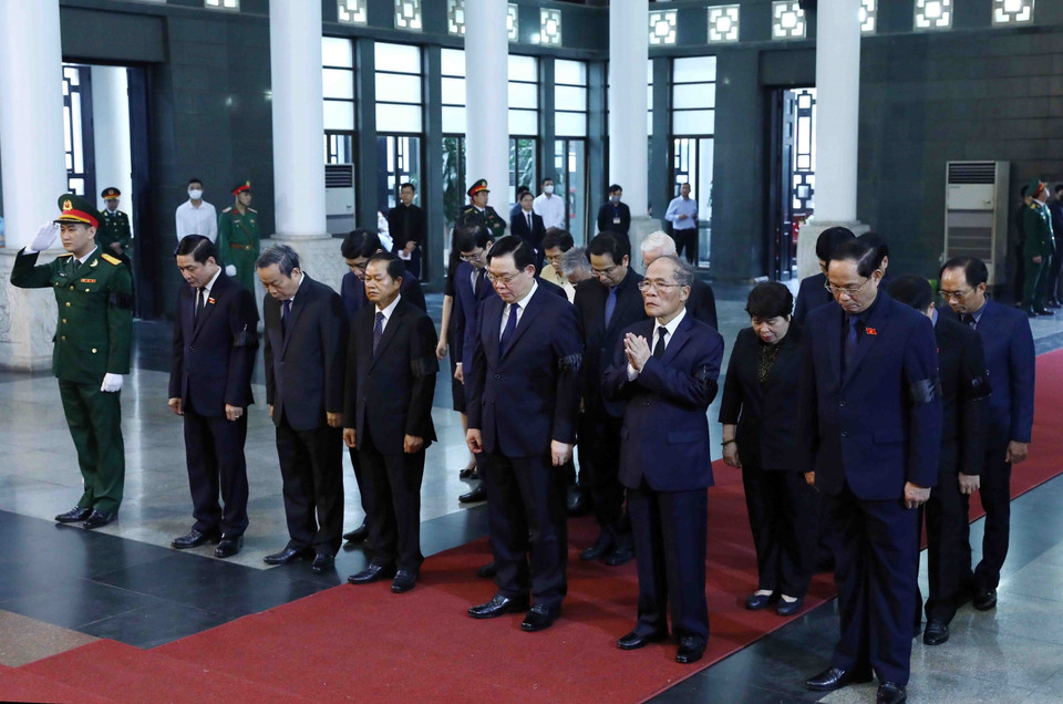 Đoàn Quốc hội do Chủ tịch Quốc hội Vương Đình Huệ dẫn đầu viếng đồng chí Vũ Khoan. (Ảnh: Phạm Kiên/TTXVN)