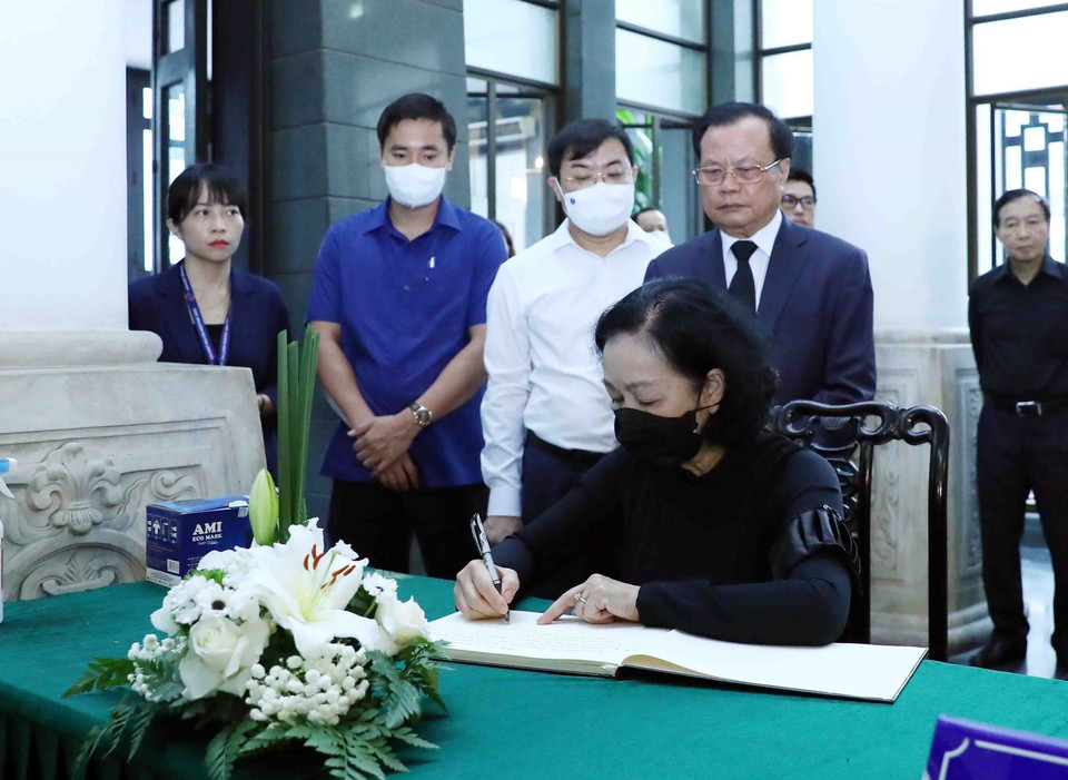 Ủy viên Bộ Chính trị, Thường trực Ban Bí thư, Trưởng Ban Tổ chức Trung ương Trương Thị Mai ghi Sổ tang bày tỏ tiếc thương đồng chí Vũ Khoan. (Ảnh: Phạm Kiên/TTXVN)