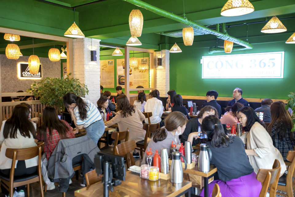 Phong cách bài trí bắt mắt, thân thiện và đậm chất Việt luôn là điểm nhấn của các nhà hàng ẩm thực Việt Nam tại Hàn Quốc. (Ảnh: Anh Nguyên/TTXVN)