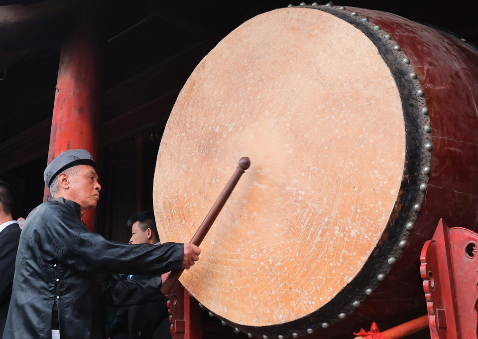 Ông cả đánh trống khai hội. (Ảnh: Hoàng Hiếu/TTXVN)