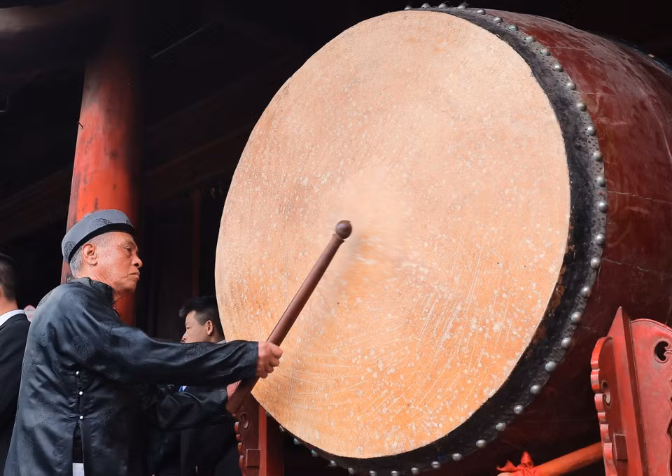 Ông cả đánh trống khai hội. (Ảnh: Hoàng Hiếu/TTXVN)