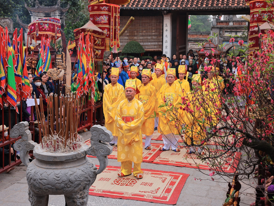 Các cả lễ Bát xã làm lễ tế tại sân rồng. (Ảnh: Hoàng Hiếu/TTXVN)