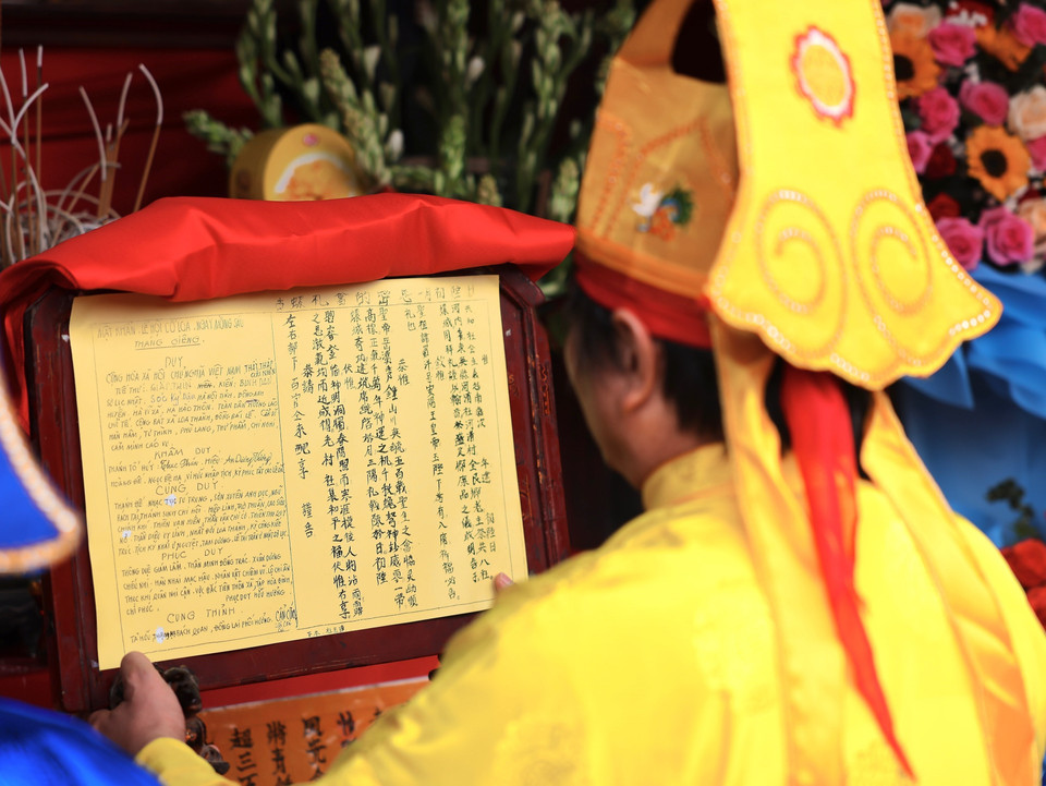Anh cả quậy đọc mật khấn phía trước đền thờ An Dương Vương. (Ảnh: Hoàng Hiếu/TTXVN)