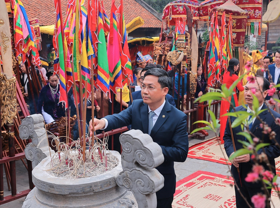 Phó Chủ tịch Ủy ban Nhân dân Thành phố Hà Nội Hà Minh Hải dâng hương. (Ảnh: Hoàng Hiếu/TTXVN)