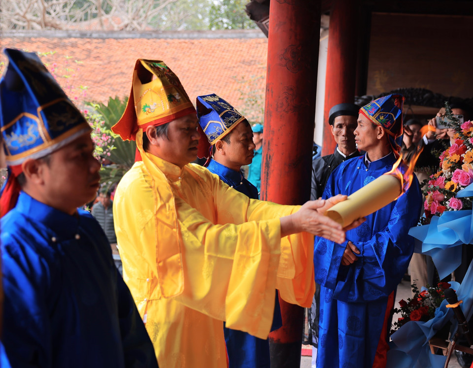 Anh cả quậy dâng mật khấn. (Ảnh: Hoàng Hiếu/TTXVN)