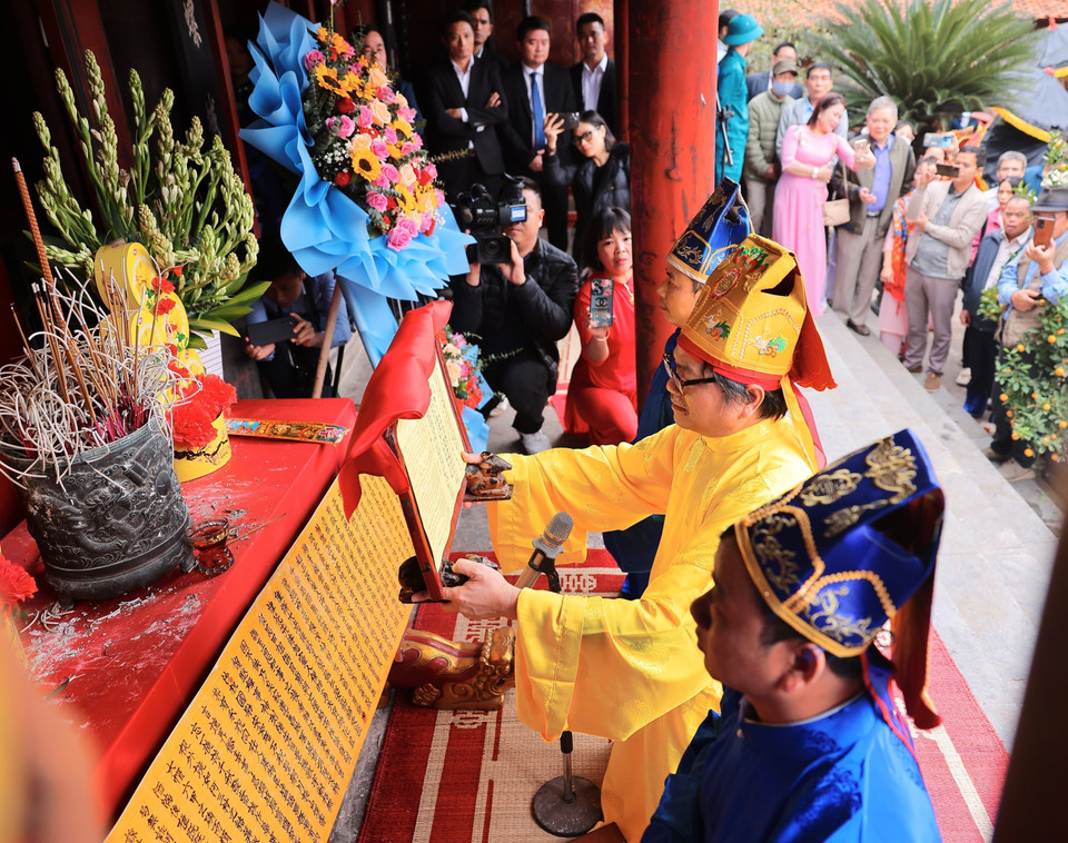 Anh cả quậy làm lễ trước khi đọc mật khấn tại sân rồng phía trước đền thờ An Dương Vương. (Ảnh: Hoàng Hiếu/TTXVN)