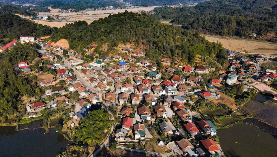 Bản làng của người dân sinh sống bên hồ Pá Khoang. (Ảnh: Xuân Tư/TTXVN)