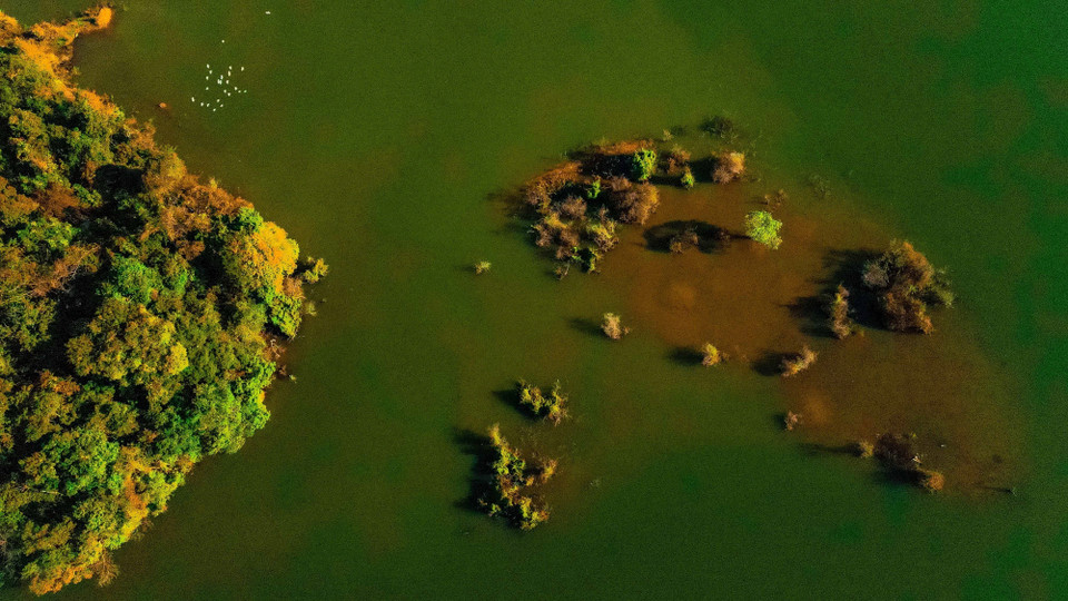 Hồ Pá Khoang với khung cảnh thiên nhiên kỳ vĩ. (Ảnh: Xuân Tư/TTXVN)