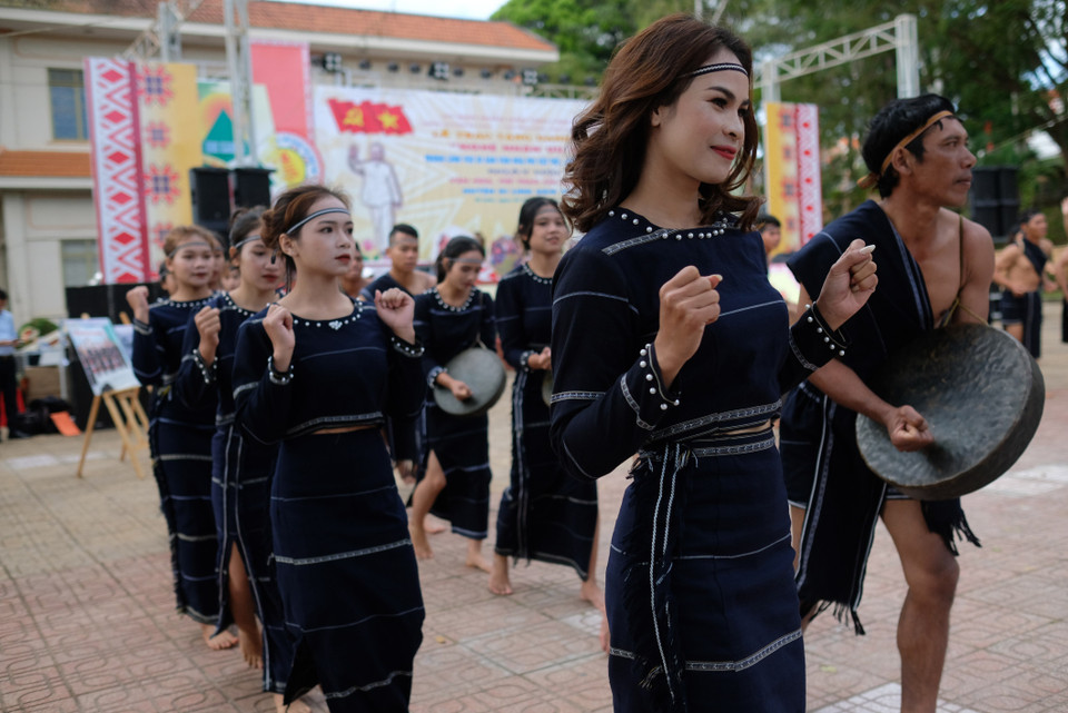 Những cô gái người K’Ho với điệu múa đặc trưng của dân tộc mình trình diễn trong lễ hội Mừng lúa mới. (Ảnh: Nguyễn Dũng/TTXVN)