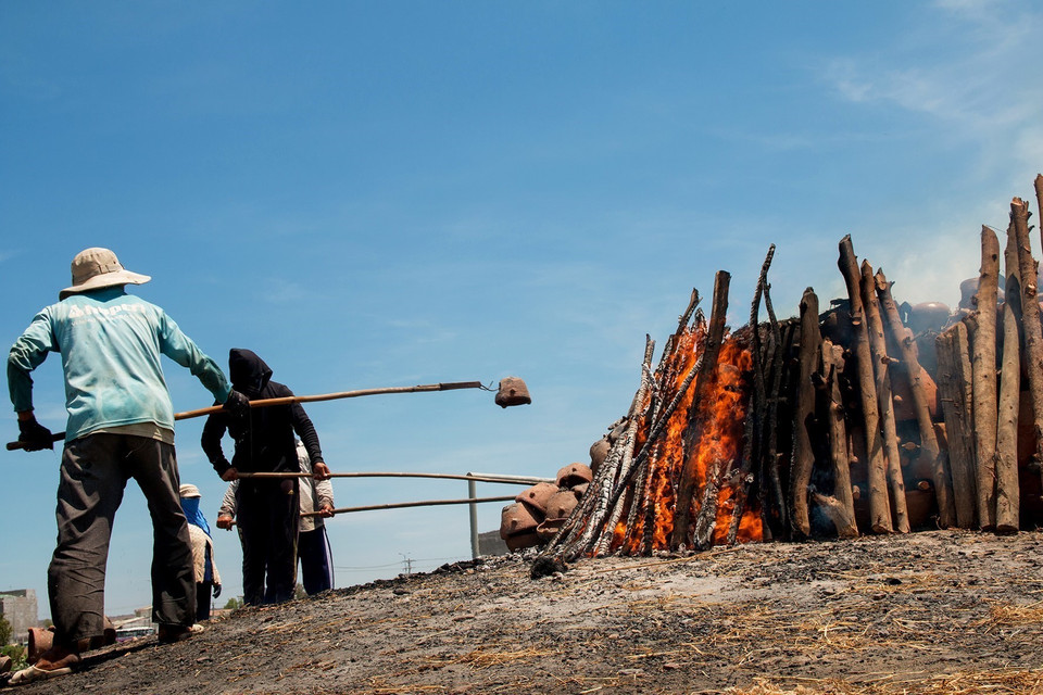 Quá trình nung gốm gọ có nhiều đặc trưng thể hiện bản sắc văn hóa của đồng bào Chăm. (Ảnh: Hồng Đạt/TTXVN)