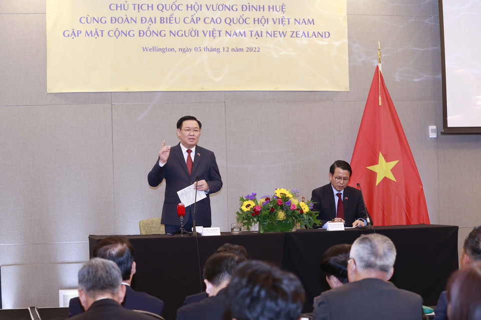 Chủ tịch Quốc hội Vương Đình Huệ phát biểu tại buổi gặp gỡ cán bộ, nhân viên Đại sứ quán và cộng đồng người Việt Nam tại New Zealand. (Ảnh: Doãn Tấn/TTXVN)