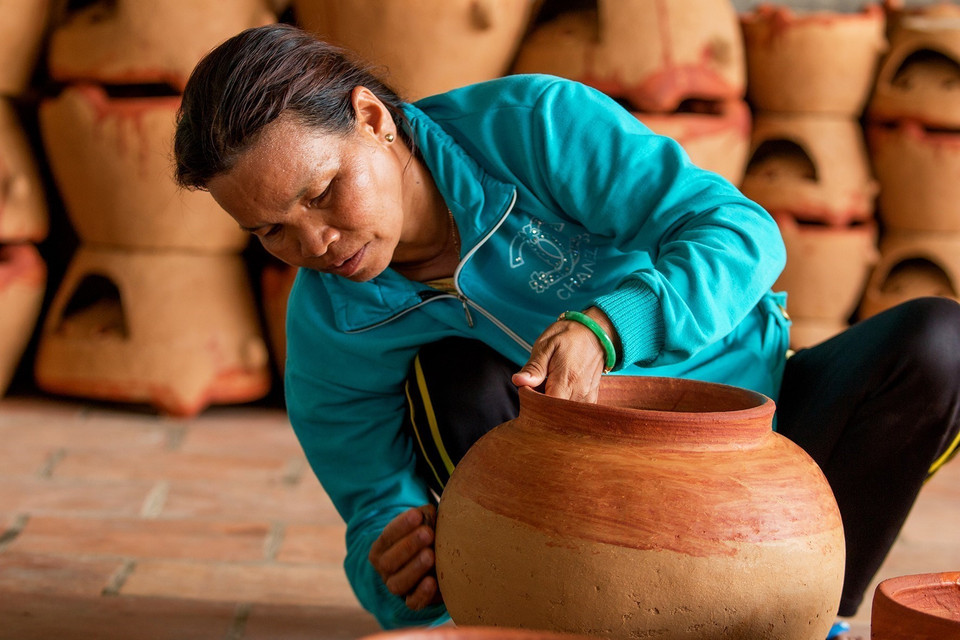 Nghệ nhân làm gốm gọ Bình Đức. (Ảnh: Hồng Đạt/TTXVN)