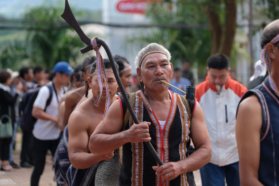 Một già làng tham gia trình diễn với xà gạc trên vai, một trong những vật thiêng rất quý giá của người K’Ho. (Ảnh: Nguyễn Dũng/TTXVN)