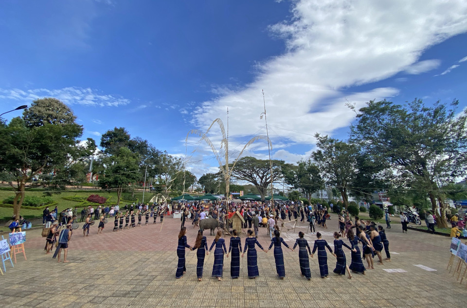 Đông đảo bà con buôn làng, người dân và du khách cùng tham gia lễ hội Mừng lúa mới của huyện Di Linh. (Ảnh: Nguyễn Dũng/TTXVN)