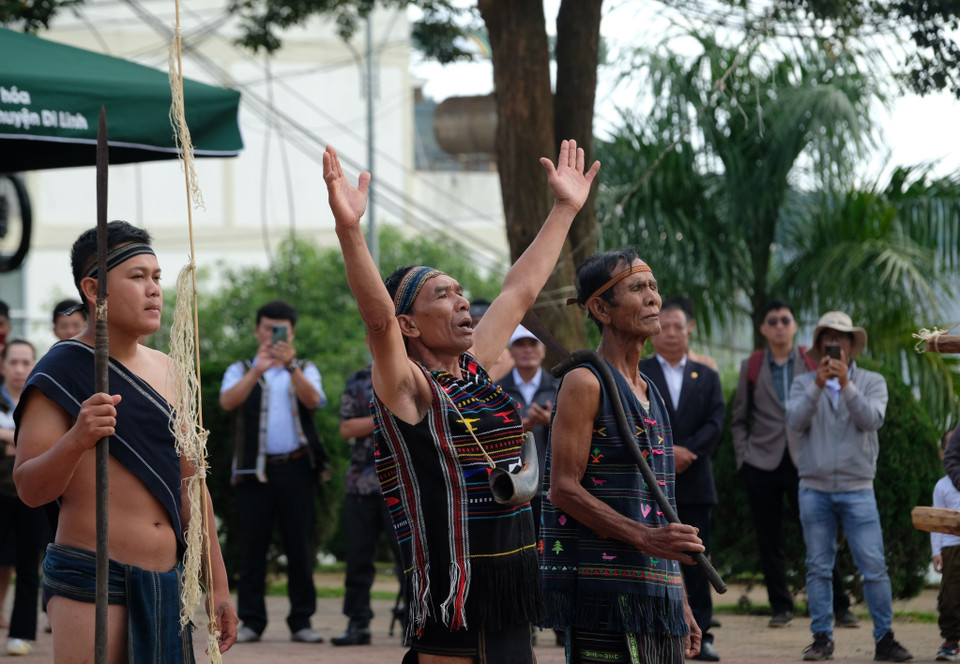 Già làng là người giữ trọng trách xin Yàng (thần linh) để mở màn cho lễ hội Mừng lúa mới của buôn làng. (Ảnh: Nguyễn Dũng/TTXVN)