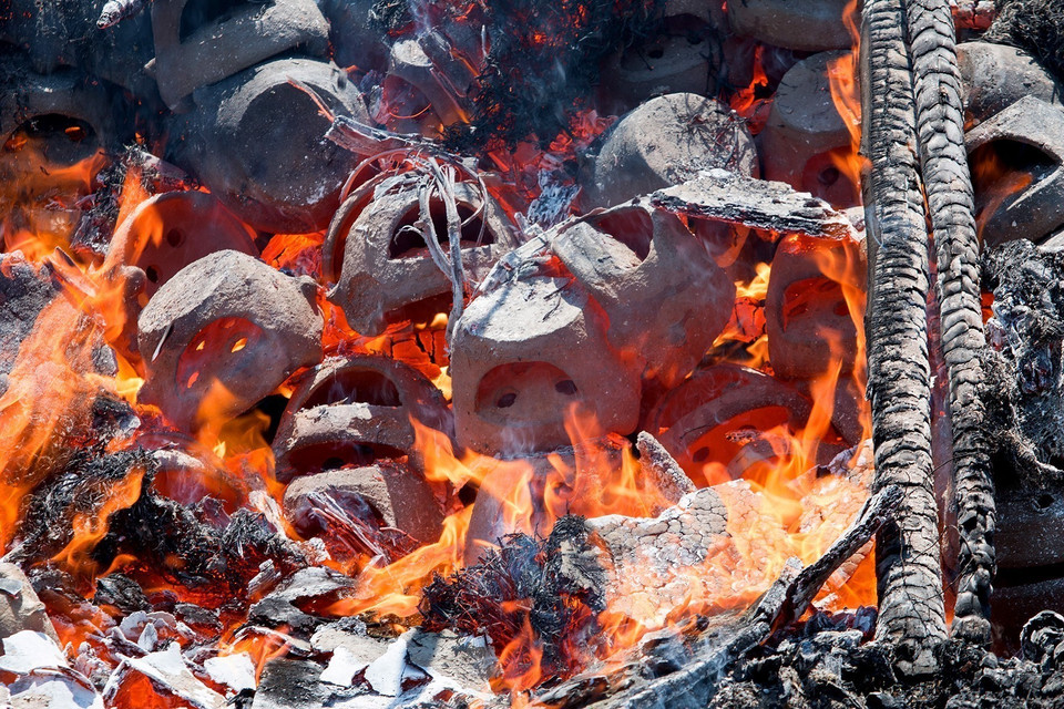 Nung gốm gọ Bình Đức. (Ảnh: Hồng Đạt/TTXVN)