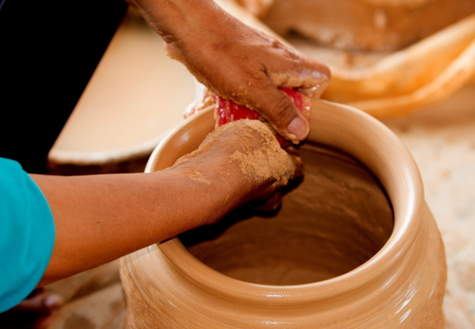 Tạo hình sản phẩm gốm bằng bàn xoay. (Ảnh: Hồng Đạt/TTXVN)