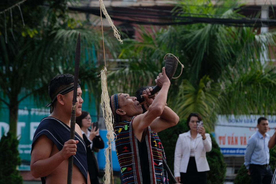 Già làng là người giữ trọng trách xin Yàng (thần linh) để mở màn cho lễ hội Mừng lúa mới của buôn làng. (Ảnh: Nguyễn Dũng/TTXVN)