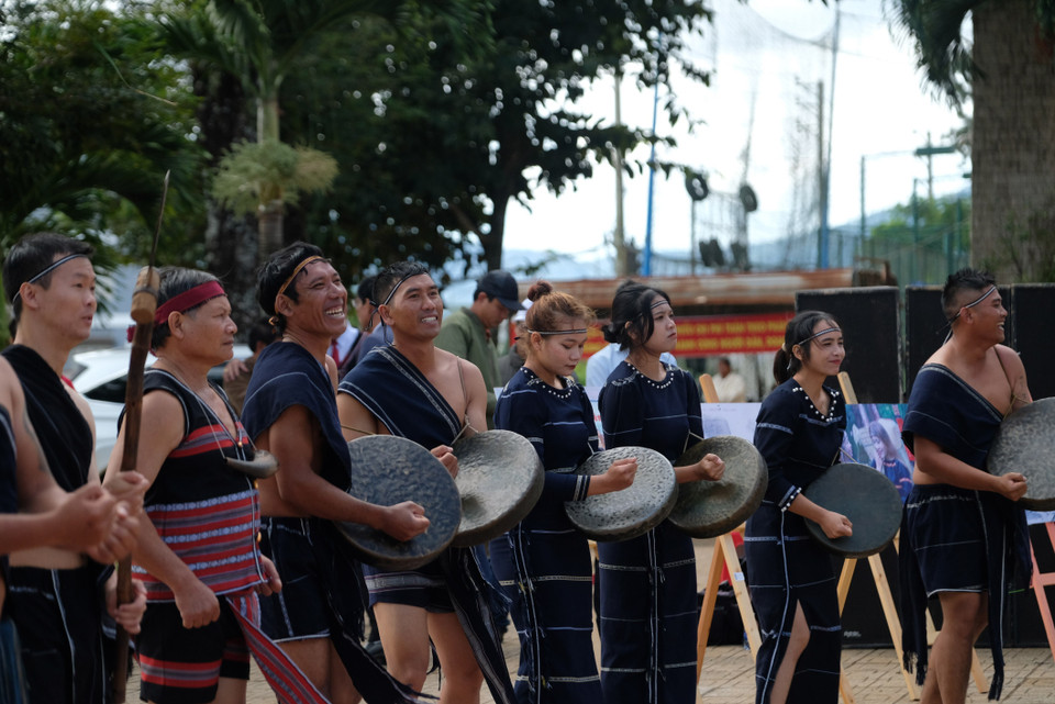 19 đội nghệ nhân trong toàn huyện Di Linh tham gia trình diễn trong không khí rộn ràng, vui tươi thể hiện cho một năm mùa màng bội thu.