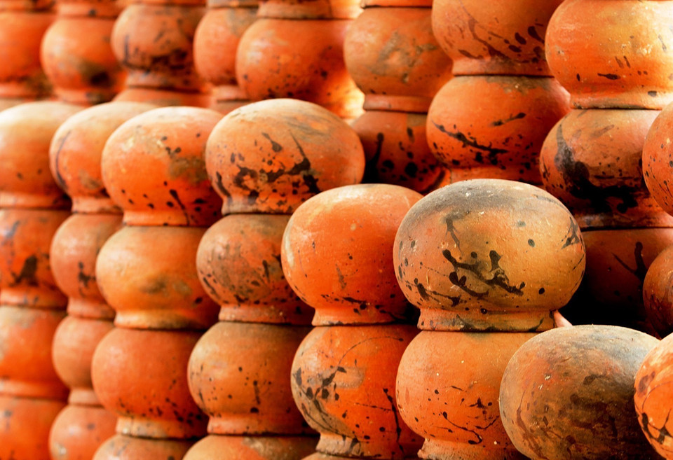  Sản phẩm gốm hoàn chỉnh của người Chăm thôn Bình Đức có màu đỏ nhạt cùng những hoa văn tự nhiên lạ mắt, đã trở thành một loại gốm độc đáo, khác biệt với những loại gốm ở các nơi khác. (Ảnh: Hồng Đạt/TTXVN) 