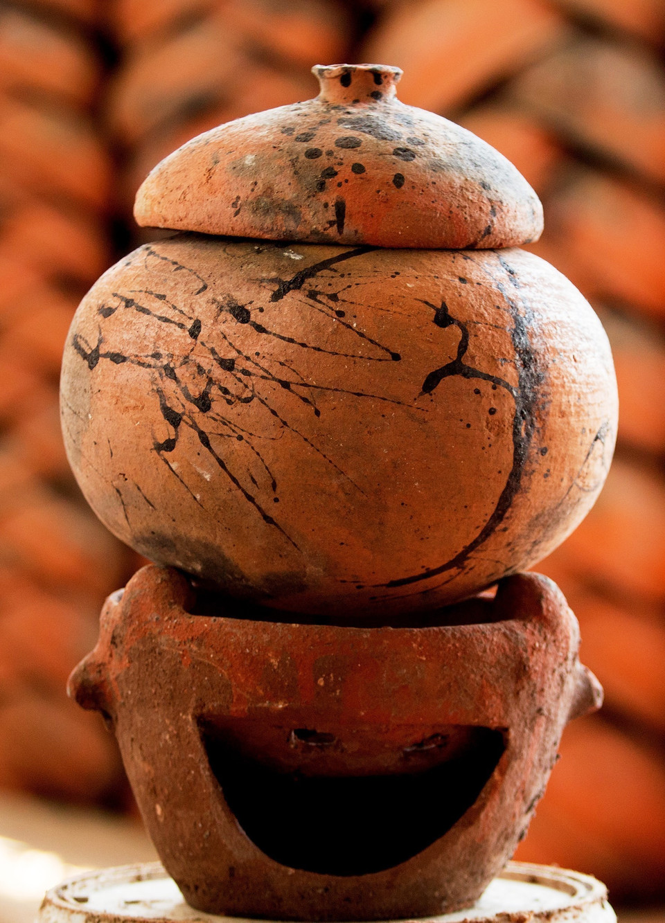 Một số sản phẩm gốm gọ Bình Đức với hoa văn đặc trưng. (Ảnh: Hồng Đạt/TTXVN)