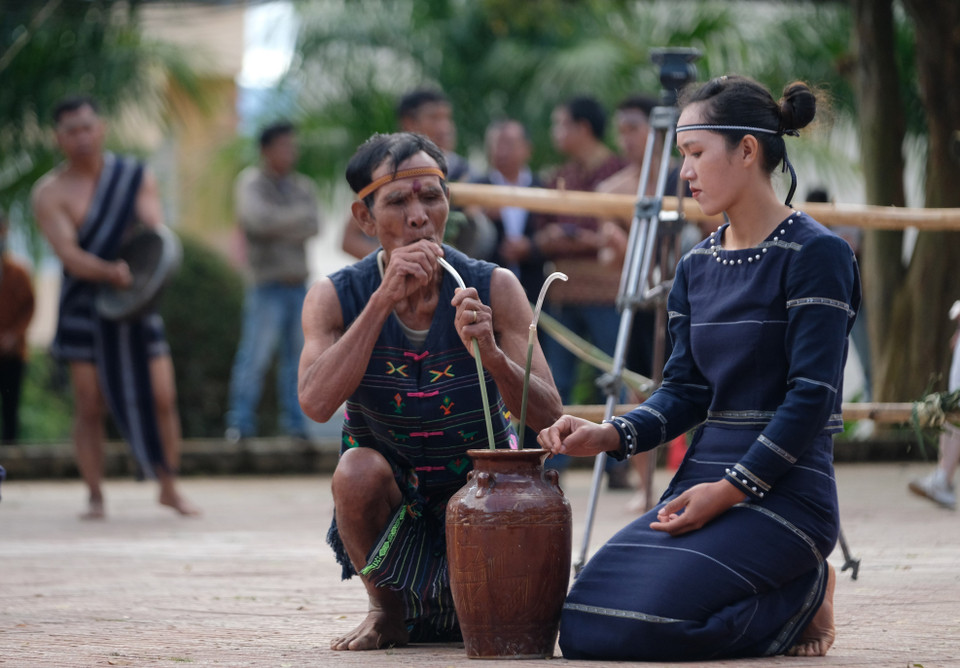 Sau khi kết thúc phần diễn tấu bài chiêng, già làng sẽ là người mở choé rượu cần, mời bà con buôn làng cùng du khách uống thử thức uống truyền thống của dân tộc mình.