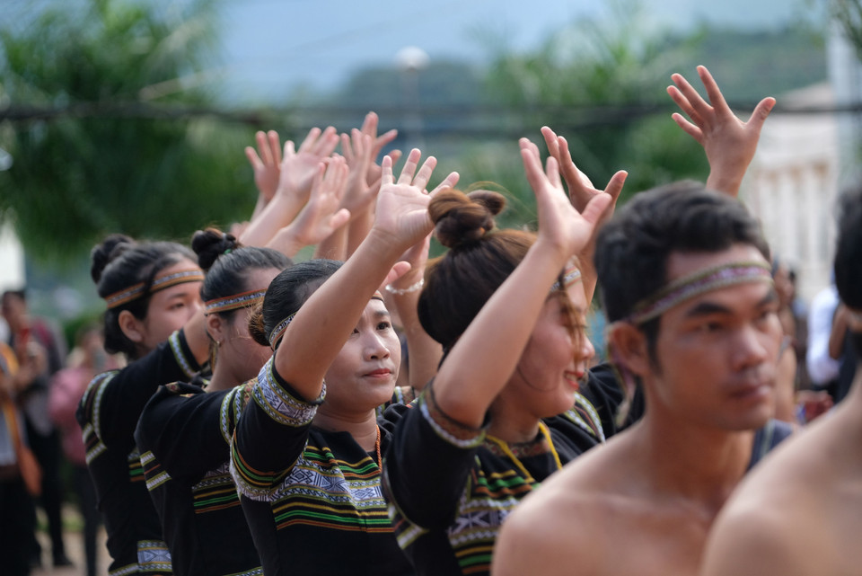 Những cô gái người K’Ho với điệu múa đặc trưng của dân tộc mình trình diễn trong lễ hội Mừng lúa mới. (Ảnh: Nguyễn Dũng/TTXVN)