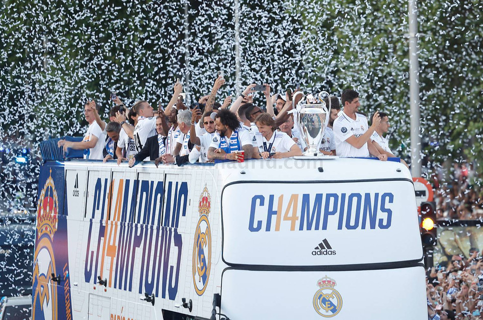 Real Madrid rước cúp Champions League trở về từ Paris sau khi đánh bại Liverpool 1-0 ở chung kết. (Nguồn: Realmadrid)