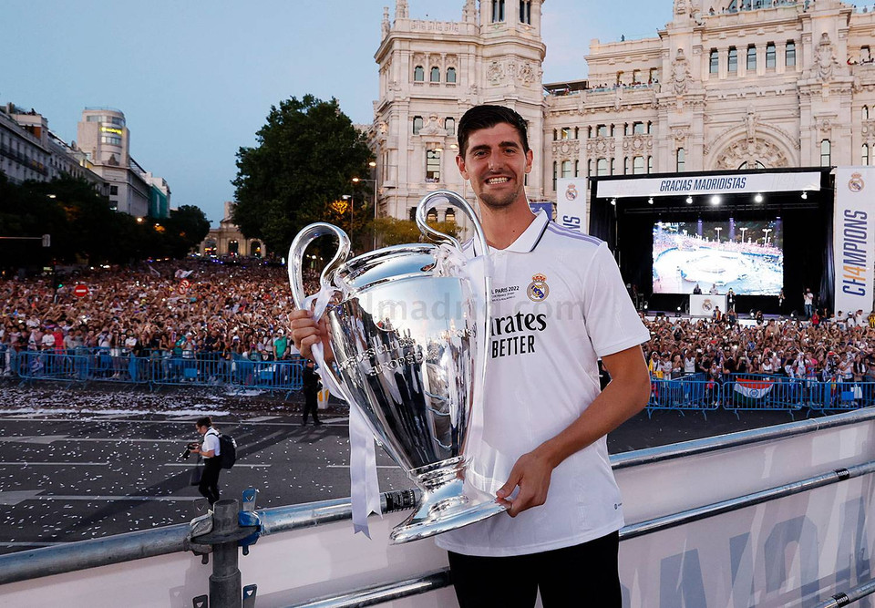 Người hùng Thibaut Courtois và chiếc cúp vô địch. Trong trận chung kết, thủ thành người Bỉ đã có 9 lần cứu thua cho đội nhà. (Nguồn: Realmadrid)