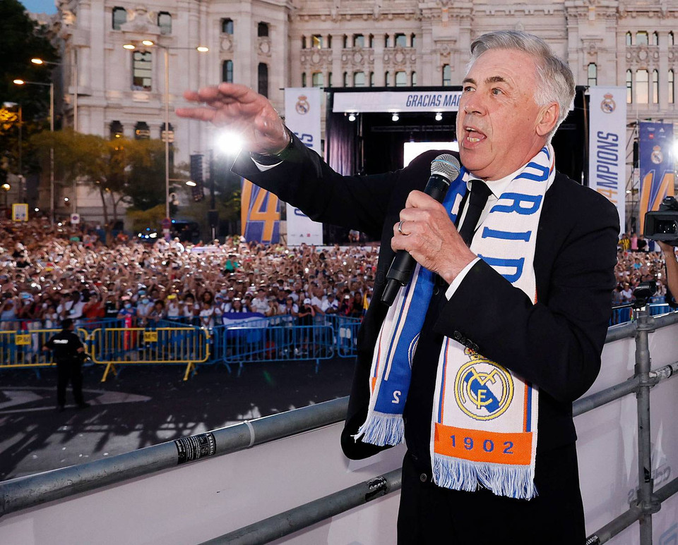 Huấn luyện viên Carlo Ancelotti phát biểu trước người hâm mộ sau khi lập kỷ lục. (Nguồn: Realmadrid)