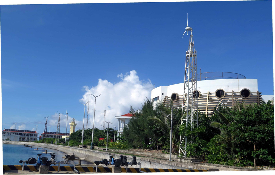 Các tuabin tạo điện từ sức gió trên đảo Trường Sa. (Ảnh: Quân Trang/TTXVN)