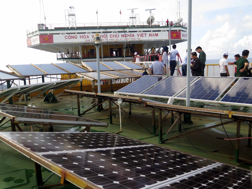 Tại tất cả các đảo của huyện đảo Trường Sa, tỉnh Khánh Hòa đã được lắp đặt hệ thống điện năng lượng mặt trời, điện gió,... phục vụ nhu cầu sinh hoạt, làm việc của quân, dân trên đảo, góp phần thực hiện nhiệm vụ chính trị, phát triển kinh tế, giữ vững chủ quyền biển, đảo Tổ quốc. (Ảnh: Quân Trang/TTXVN)