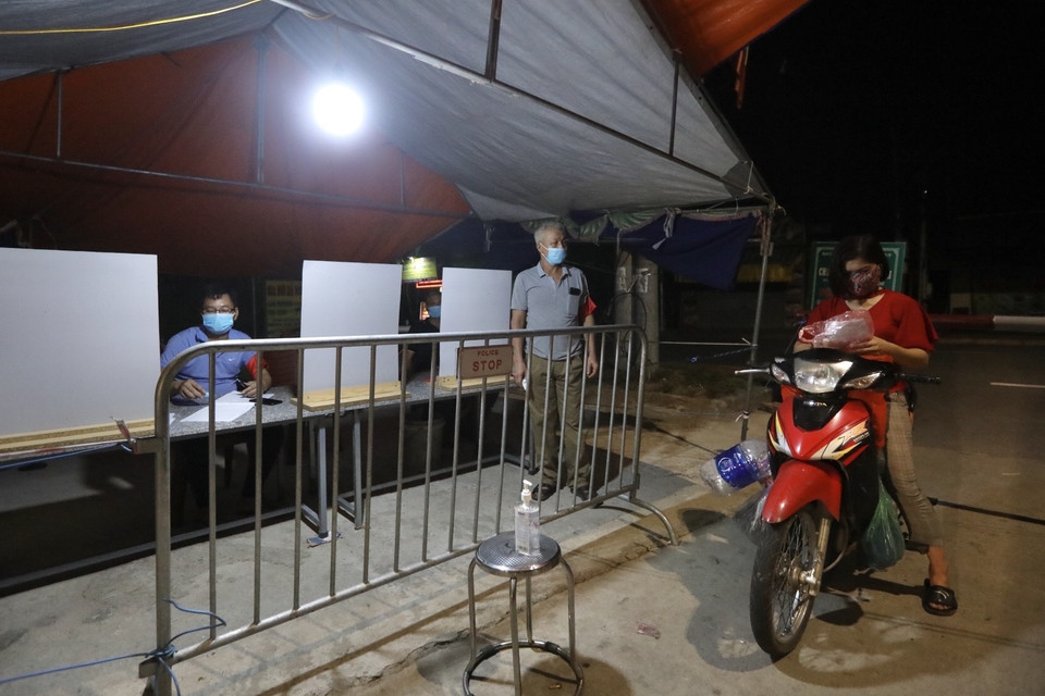 Lực lượng chức năng xã Thọ Xuân, huyện Đan Phượng, Hà Nội trực 24/24 tại các chốt kiểm soát trong dịp nghỉ lễ Quốc khánh. (Ảnh: Minh Quyết/TTXVN)