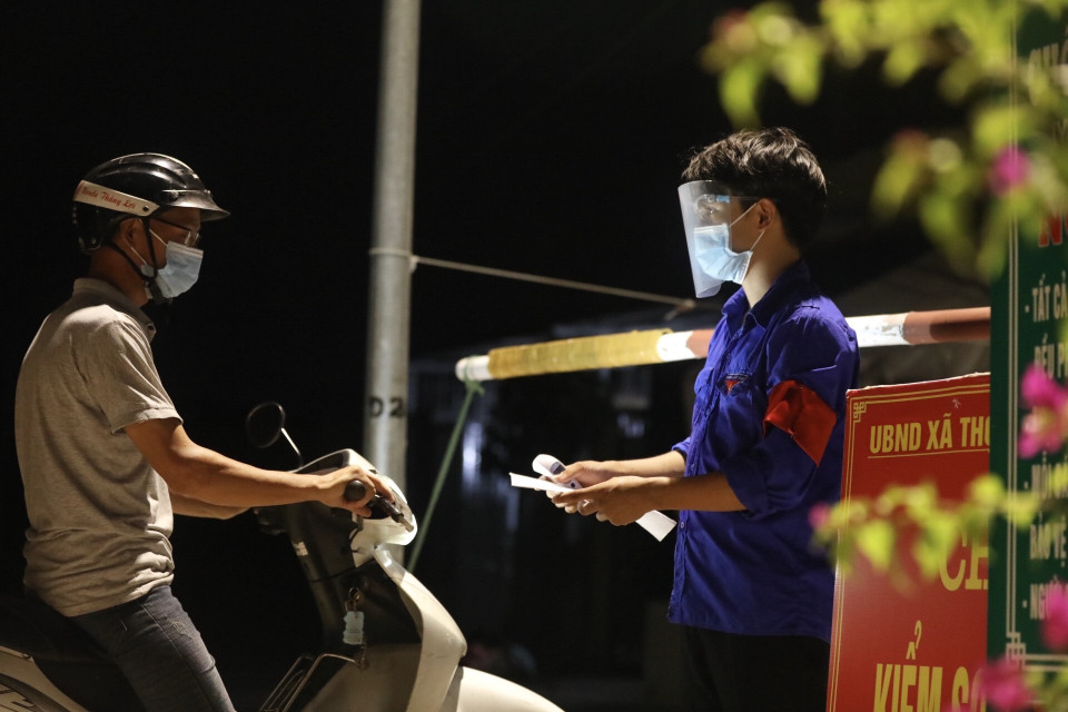 Dịp nghỉ lễ Quốc khánh, lực lượng chức năng xã Thọ Xuân, huyện Đan Phượng, Hà Nội trực 24/24 tại các chốt kiểm soát. (Ảnh: Minh Quyết/TTXVN)