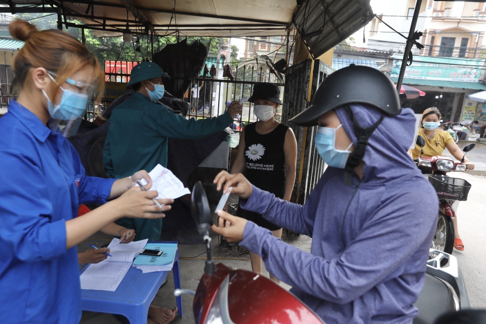 Lực lượng chức năng (công an xã, dân quân tự vệ, đoàn thanh niên) xã Thọ Xuân, huyện Đan Phượng, Hà Nội tham gia trực chốt tại chợ, đảm bảo các quy định về phòng, chống dịch. (Ảnh: Minh Quyết/TTXVN)