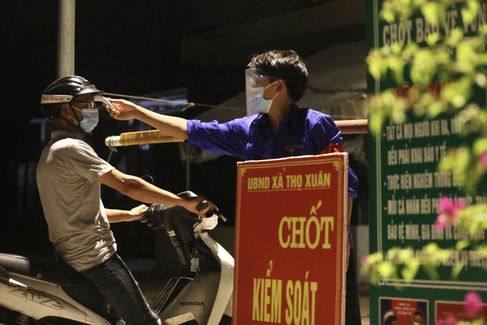 Lực lượng chức năng xã Thọ Xuân, huyện Đan Phượng, Hà Nội trực 24/24 tại các chốt kiểm soát trong dịp nghỉ lễ Quốc khánh. (Ảnh: Minh Quyết/TTXVN)