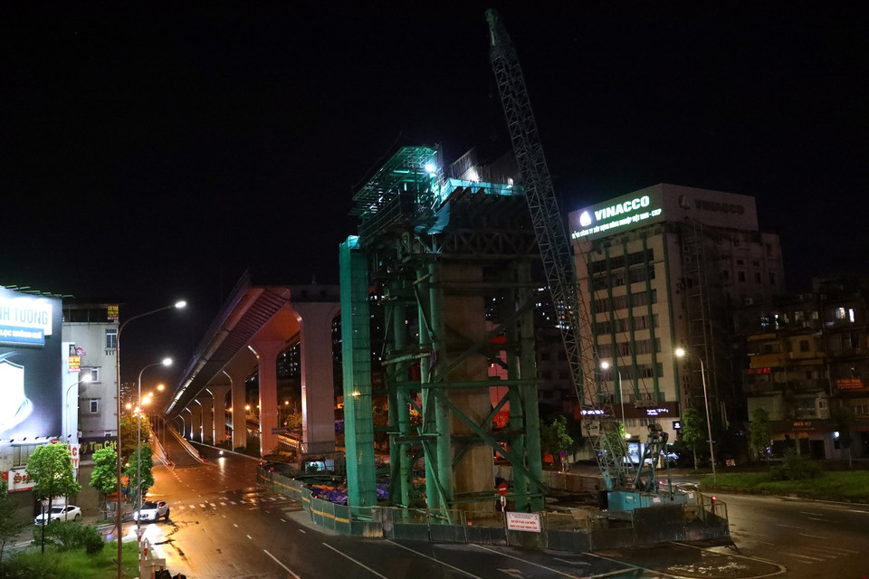 Công trình Vành đai 2 (đoạn Minh Khai-Ngã tư Vọng) được thi công trong đêm để vừa đảm bảo tiến độ vừa phòng chống dịch. (Ảnh: Huy Hùng/TTXVN)