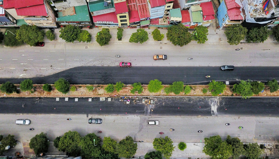 Sau khi xén dải phân cách, trục giao thông Liễu Giai-Văn Cao (Hà Nội) hiện nay đã có 8 làn xe. (Ảnh: Thành Đạt/TTXVN)