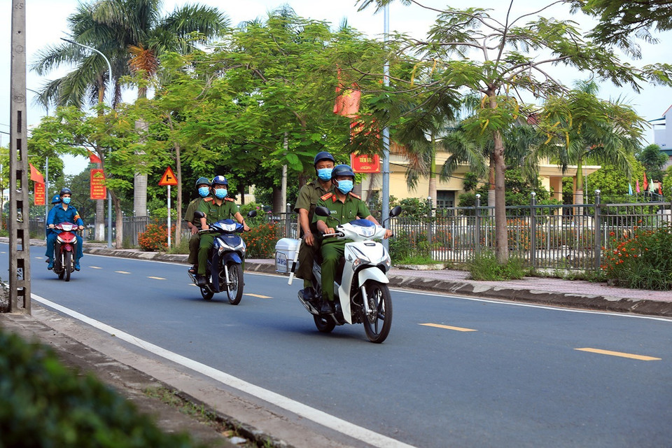 Lực lượng Công an, dân quân tự vệ trên đường tuần tra, kiểm soát tại xã Thọ Xuân huyện Đan Phượng, Hà Nội trong ngày nghỉ lễ 2/9. (Ảnh: Tuấn Anh/TTXVN)