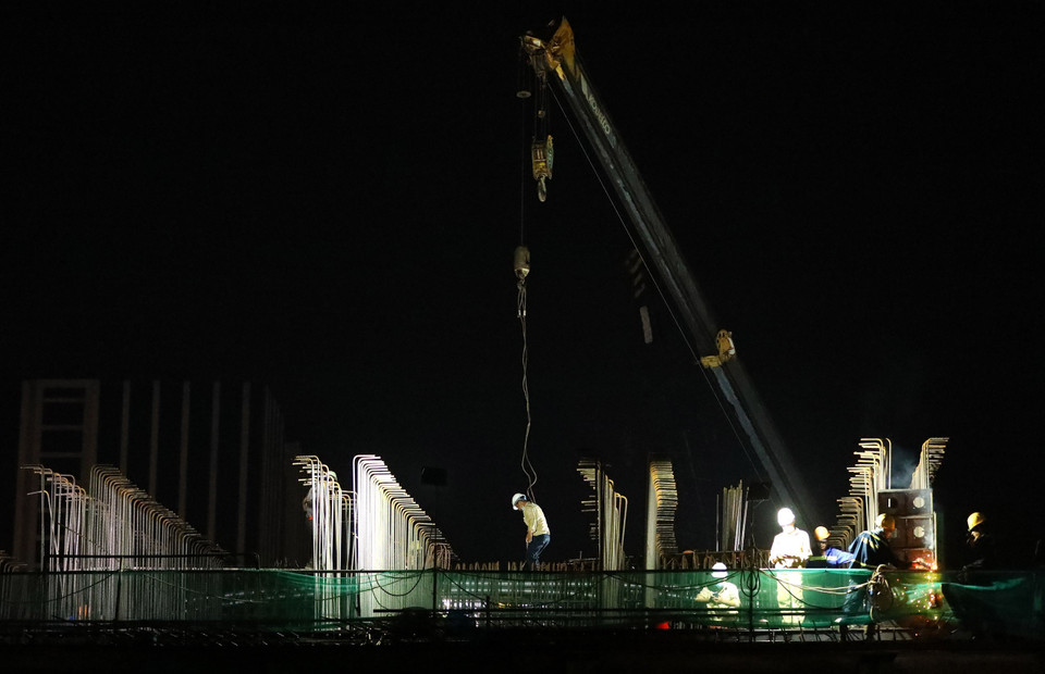 Hình ảnh công trình Vành đai 2 (đoạn Minh Khai-Ngã tư Vọng) được thi công trong đêm để vừa đảm bảo tiến độ vừa phòng chống dịch. (Ảnh: Huy Hùng/TTXVN)