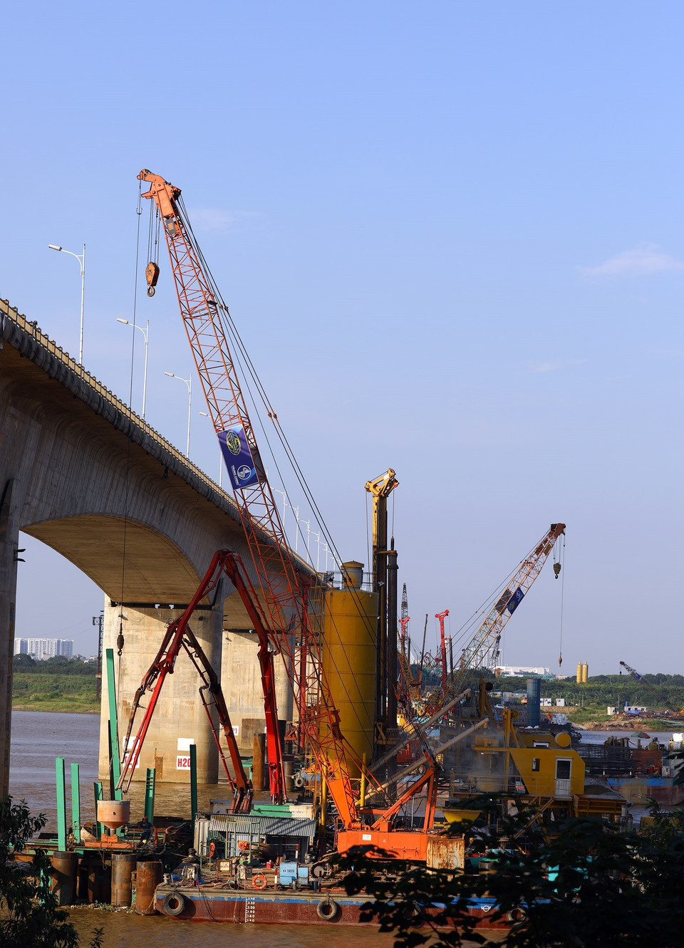 Trên công trường thi công cầu Vĩnh Tuy 2 trong thời điểm giãn cách. (Ảnh: Huy Hùng/TTXVN)