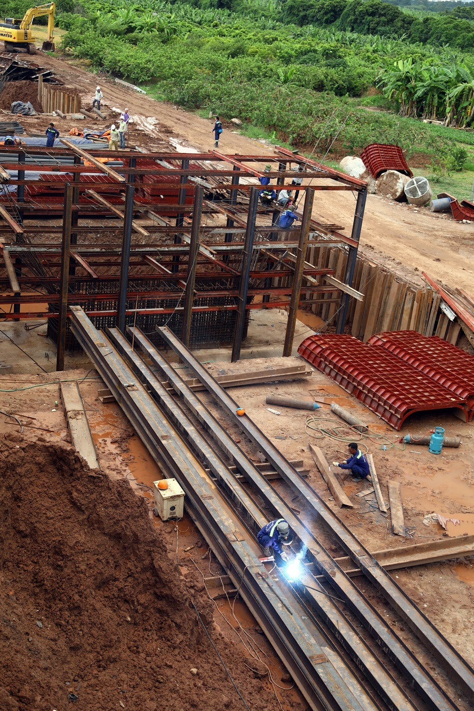 Các công nhân tại công trình cầu Vĩnh Tuy 2 luôn đảm bảo giãn khoảng cách khi làm việc. (Ảnh: Thành Đạt/TTXVN)