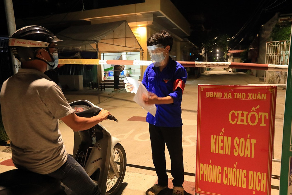 Lực lượng đoàn thanh niên tham gia chốt trực phòng dịch COVID-19 tại cụm 8 xã Thọ Xuân, huyện Đan Phượng, Hà Nội. (Ảnh: Tuấn Anh/TTXVN)