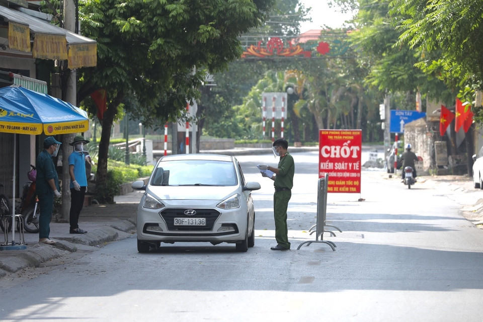 Tại chốt kiểm soát Thị trấn Phùng, huyện Đan Phượng, Hà Nội lực lượng chức năng tăng cường kiểm soát chặt chẽ người và phương tiện dịp nghỉ lễ Quốc khánh. (Ảnh: Minh Quyết/TTXVN)