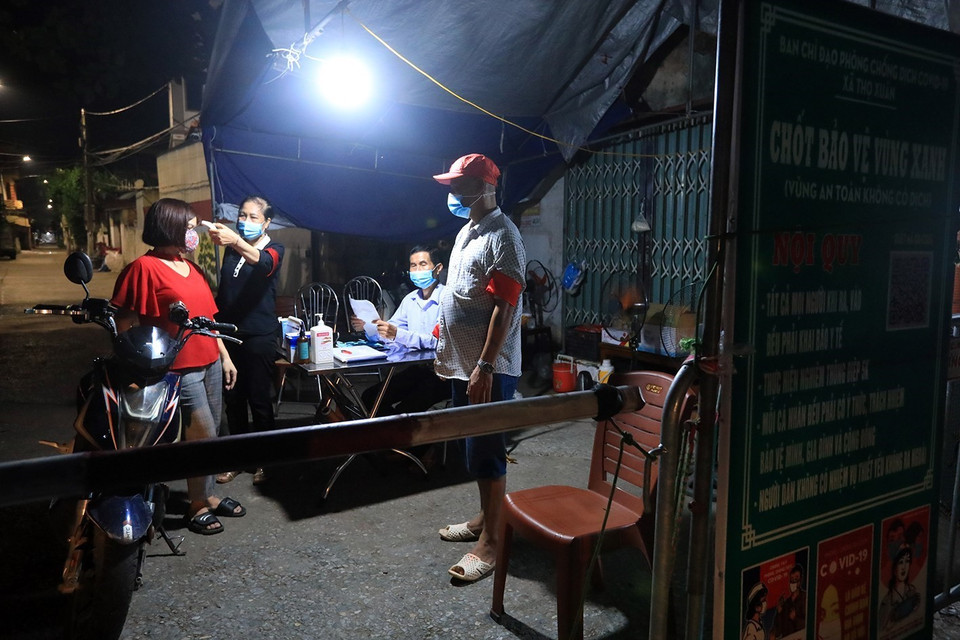 Hội phụ nữ xã Thọ Xuân tham gia chốt kiểm dịch tại cụm 3, xã Thọ Xuân, huyện Đan Phượng, Hà Nội. (Ảnh: Tuấn Anh/TTXVN)