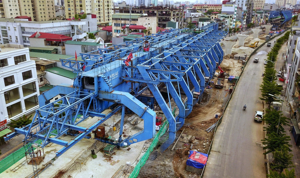 Dự án đường Vành đai 2 đoạn cầu Vĩnh Tuy-Ngã Tư Vọng được gấp rút thi công đồng thời cả đường trên cao và dưới thấp. (Ảnh: Thành Đạt/TTXVN)