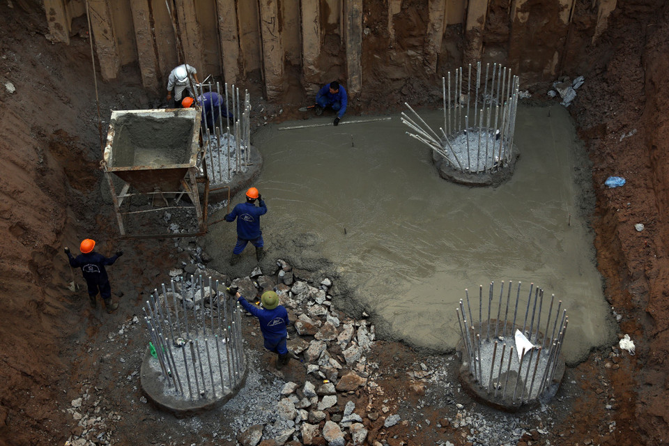 Các công nhân thi công tại cầu Vĩnh Tuy 2. (Ảnh: Huy Hùng/TTXVN)