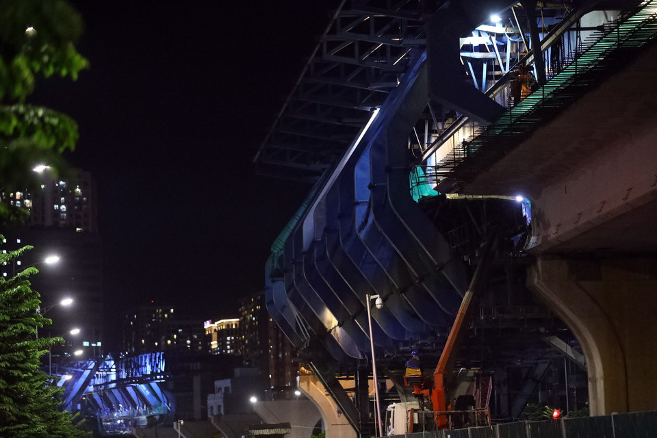 Công trình Vành đai 2 (đoạn Minh Khai-Ngã tư Vọng) được thi công trong đêm để vừa đảm bảo tiến độ vừa phòng chống dịch. (Ảnh: Huy Hùng/TTXVN)