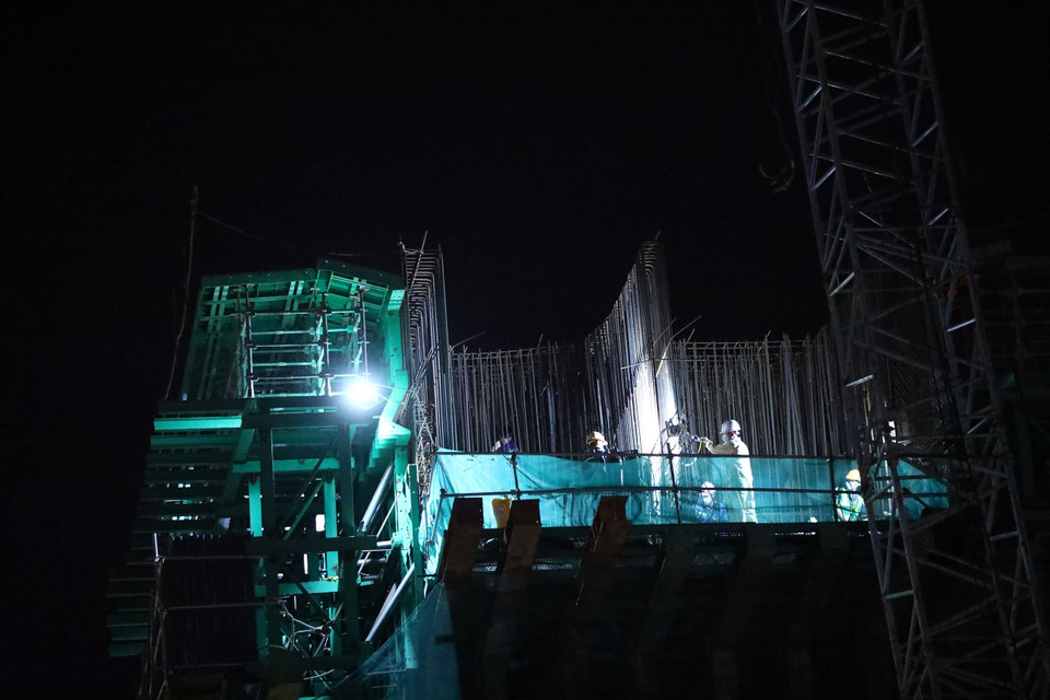 Dự án Cầu Vĩnh Tuy 2 được thi công làm 3 ca để đảm bảo vừa chống dịch vừa đảm bảo tiến độ. (Ảnh: Huy Hùng/TTXVN)