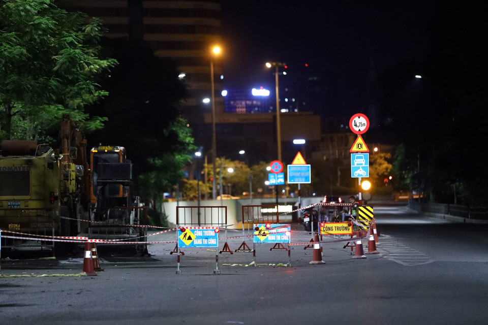 Sửa chữa hầm chui Đại Cồ Việt-Kim Liên trong đêm. (Ảnh: Huy Hùng/TTXVN)